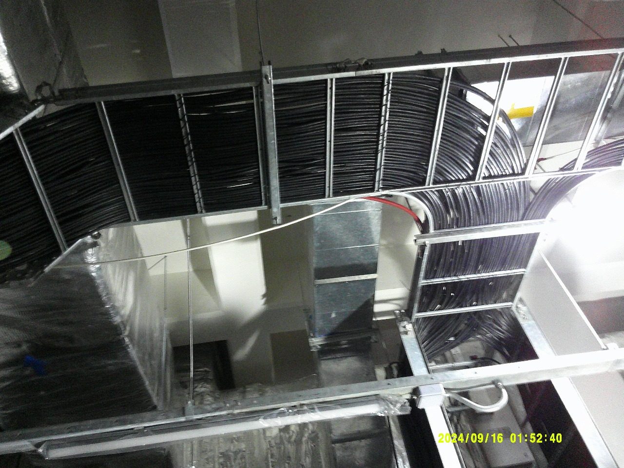 Instalasi ducting plafon berinsulasi