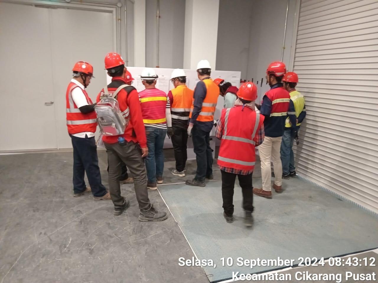 Tim lapangan Son Duct saat toolbox meeting keselamatan kerja